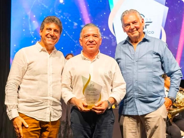 Agencia GUIDOULLOA Estrategia + Comunicación recibe el premio Lealtad Gremial en la celebración de los 80 años de Fenalco durante la Noche de los Mejores